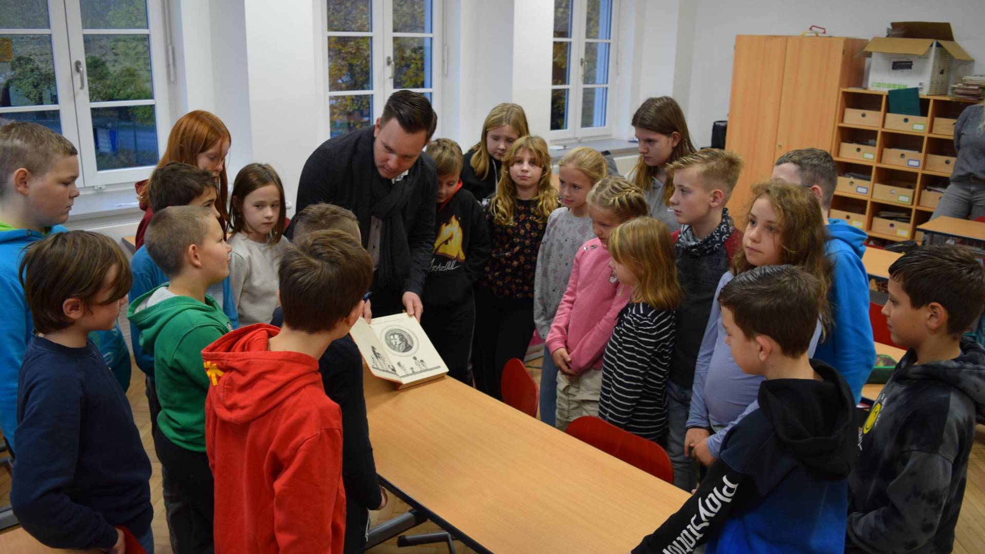 Bürgermeister Marc Blanck hatte sein altes Märchenbuch in die Grundschule Weferlingen mitgebracht, um daraus vorzulesen. © Stadt Oebisfelde-Weferlingen