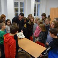 Bürgermeister Marc Blanck hatte sein altes Märchenbuch in die Grundschule Weferlingen mitgebracht, um daraus vorzulesen.