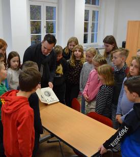 Bürgermeister Marc Blanck hatte sein altes Märchenbuch in die Grundschule Weferlingen mitgebracht, um daraus vorzulesen.